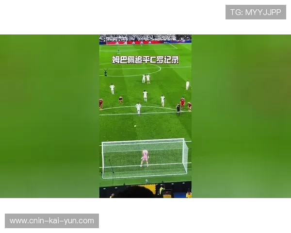 姆巴佩与球迷打趣互动录成短视频，传播快乐能量